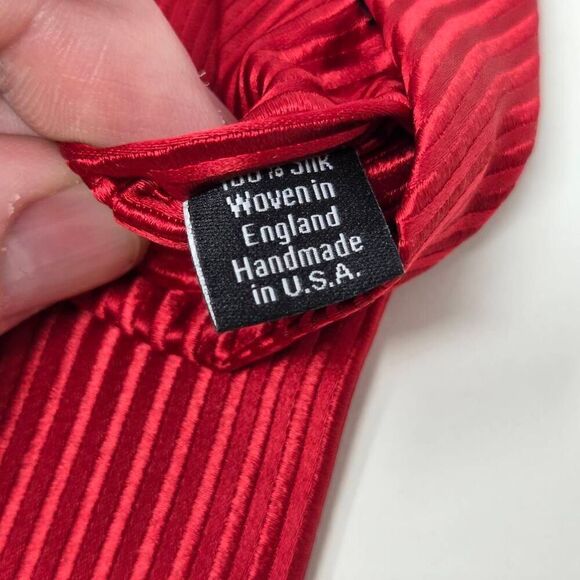 DAVID DONAHUE SILK TIE TEXTURED SATIN MINI STRIPE RED ENGLAND 3.25" X 59" - Picture 3 of 5